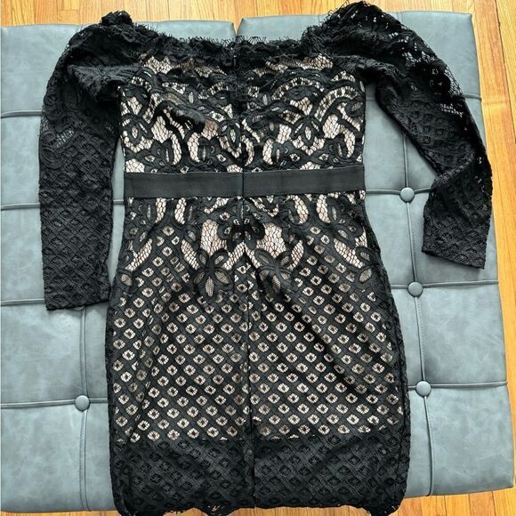 OFF-SHOULDER LONG SLEEVE LACE DRESS - Size Large - Picture 5 of 7